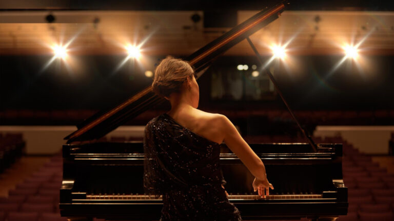 Piano droit ou piano à queue : lequel choisir pour un concert ?