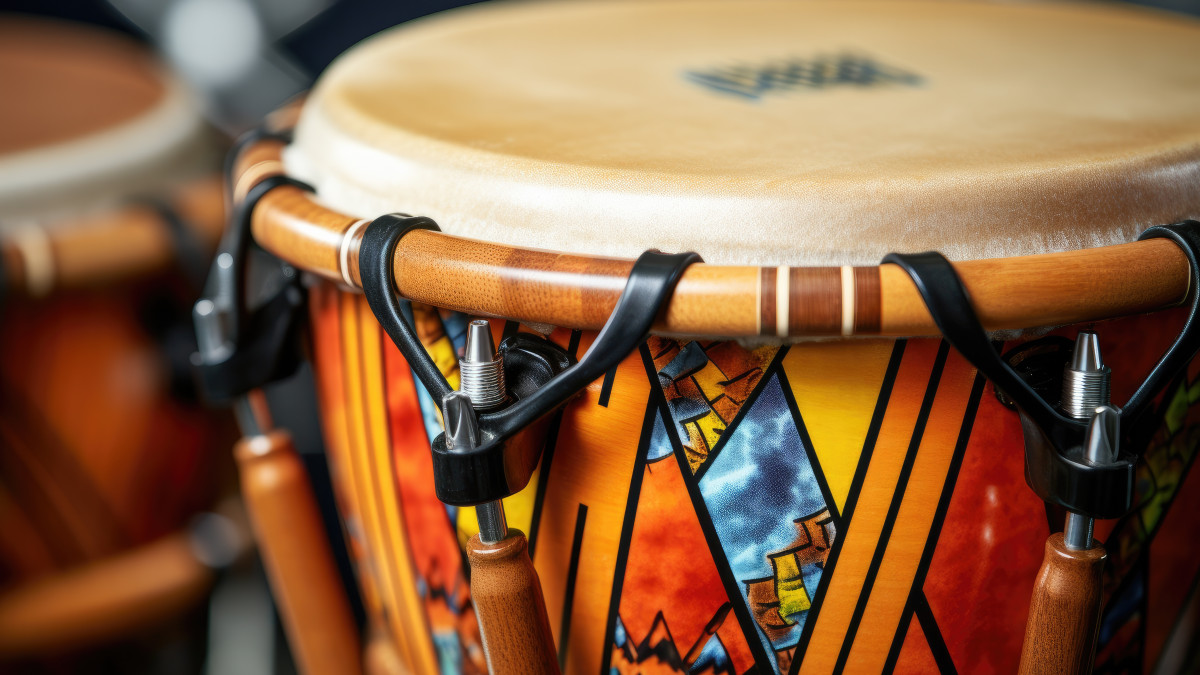 un djembé coloré en gros plan